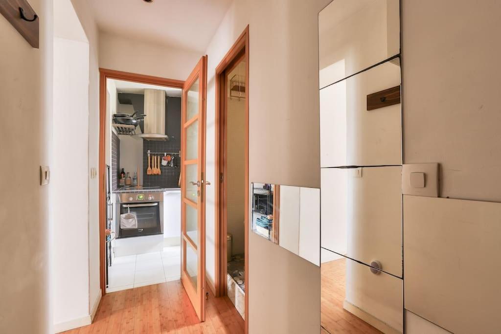 Lovely 1 Bedroom Flat Near Colonel Fabien Metro Station Parijs